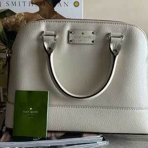 Sealling this beautiful Kate Spade ! Nice cream color ( New )